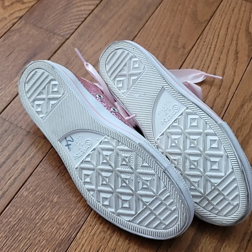 Converse shiny pink